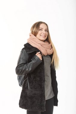 Demi-sezon elbiseleri ile bir çanta beyaz bir arka plan üzerinde bir kız.