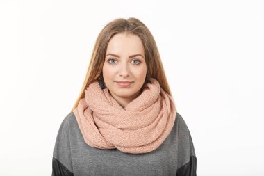 bir kızın beyaz bir arka plan üzerinde yakın çekim portre.