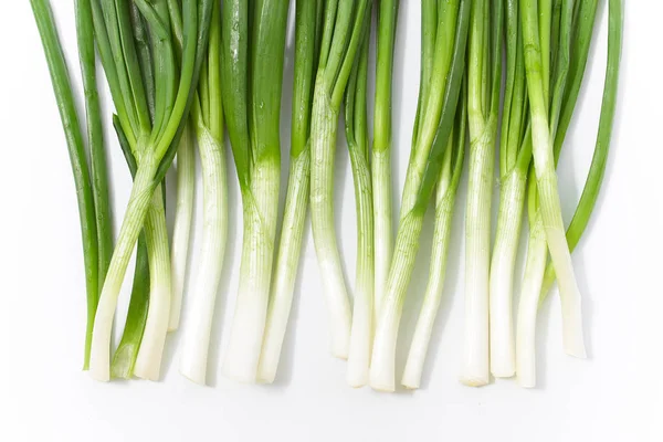 Cebolla verde sobre un fondo blanco. vitaminas naturales de primavera —  Fotos de Stock