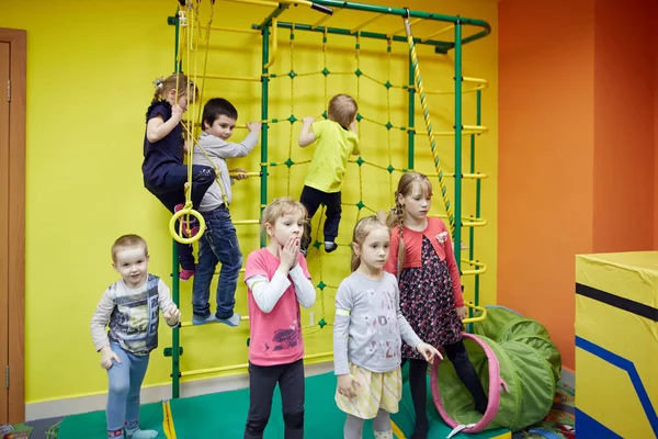 호몔, 벨라루스-18 4 월 2018: 어린이 어린이 엔터테인먼트 센터에서 플레이. 어린이 놀이방. — 스톡 사진