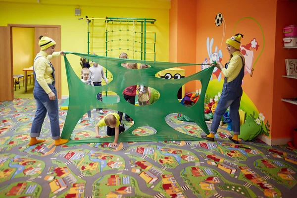 GOMEL, BELARUS - 18 avril 2018 : Les enfants jouent dans le centre de divertissement pour enfants. salle de jeux pour enfants . — Photo