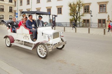 Vienna, Avusturya - 15 Nisan 2018: turistler için yavaş bir retro araba.