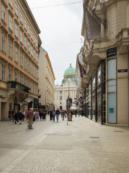 维也纳, 奥地利-2018年4月15日: 城市的美丽的街道与石路面. — 图库照片