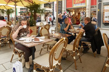 Vienna, Avusturya - 15 Nisan 2018: bir taksi şoförü bir at arabası ile iki at nalı içinde turistler şehre sürücüler.