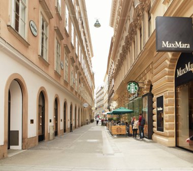 Vienna, Avusturya - 15 Nisan 2018: güzel bir taş döşeme ile şehrin sokaklarında.