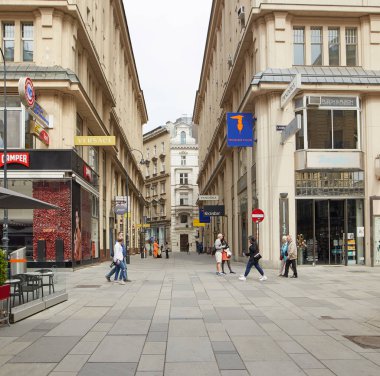 Vienna, Avusturya - 15 Nisan 2018: güzel bir taş döşeme ile şehrin sokaklarında.