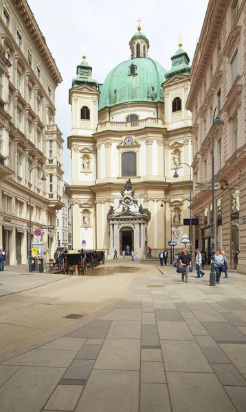 Wiedeń, Austria - 15 kwietnia 2018: piękne uliczki miasta z kamienny bruk. — Zdjęcie stockowe
