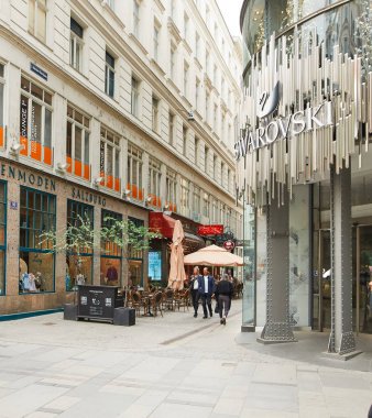 Vienna, Avusturya - 15 Nisan 2018: Swarovski takı mağaza cephe.
