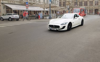 Vienna, Avusturya - 15 Nisan 2018: beyaz araba Maserati şehrin sokak üzerinde.