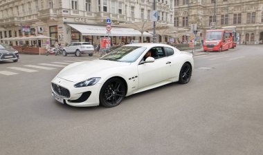 Vienna, Avusturya - 15 Nisan 2018: beyaz araba Maserati şehrin sokak üzerinde.