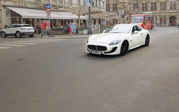 Wiedeń, Austria - 15 kwietnia 2018: biały samochód Maserati na ulicy miasta. — Zdjęcie stockowe