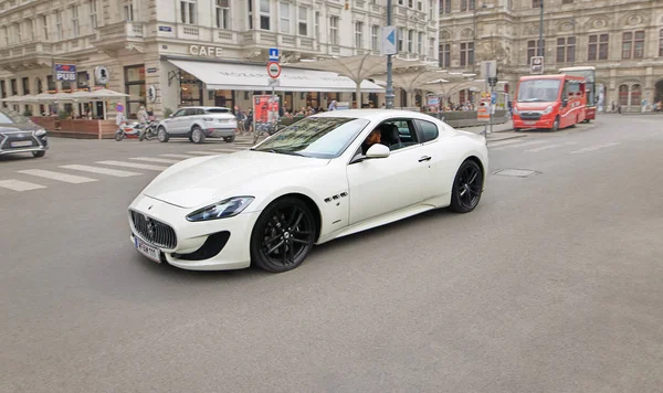 Wien, Österreich - 15. April 2018: weißer Auto-Maserati auf der Stadtstraße. — Stockfoto