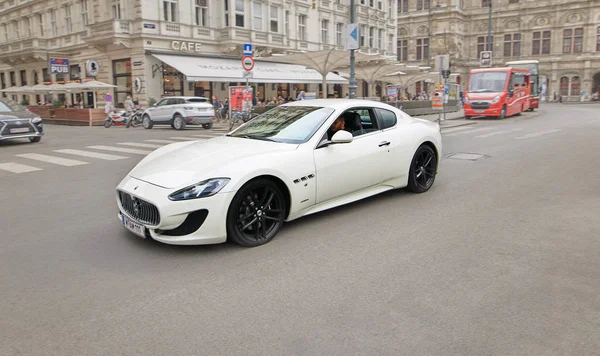 Vienna, Avusturya - 15 Nisan 2018: beyaz araba Maserati şehrin sokak üzerinde.