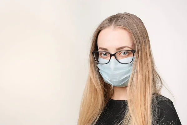 Beyaz arka plan üzerinde gaz maskesi ile tıbbi maske kız.