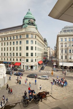 Vienna, Avusturya - 15 Nisan 2018: bir taksi şoförü bir at arabası ile iki at nalı içinde turistler şehre sürücüler.