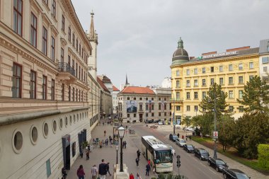 Vienna, Avusturya - 15 Nisan 2018: arabalar Park şehrin sokaklarında.