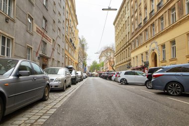 Vienna, Avusturya - 15 Nisan 2018: arabalar Park şehrin sokaklarında.