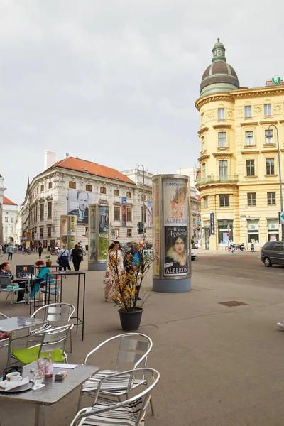 Wiedeń, Austria - 15 kwietnia 2018: Ludzie siedzą przy stolikach w ulicznej kawiarni. — Zdjęcie stockowe