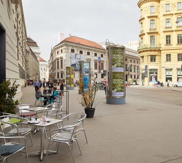 Wiedeń, Austria - 15 kwietnia 2018: Ludzie siedzą przy stolikach w ulicznej kawiarni. — Zdjęcie stockowe