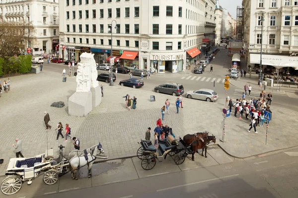 Βιέννη, Αυστρία - 15 Απριλίου 2018: ένας οδηγός ταξί σε μια άμαξα με δύο άλογα οδηγεί τους τουρίστες γύρω από την πόλη. — Φωτογραφία Αρχείου