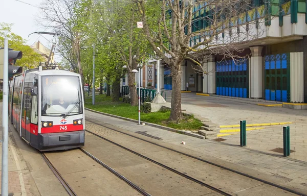 Вена, Австрия - 15 апреля 2018 года: Трамвай по маршруту городской улицы . — стоковое фото