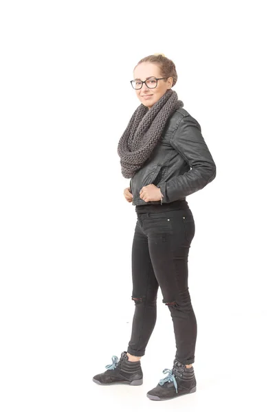 Una chica vestida con ropa de temporada baja en un snob sobre un fondo blanco . — Foto de Stock