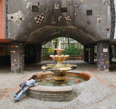 Vienna, Avusturya - 15 Nisan 2018: yamuk ev Hundertwasser Viyana'da. Avusturyalı dahi mimari yaratıcılık.
