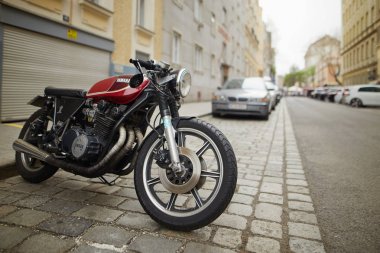 Vienna, Avusturya - 15 Nisan 2018: motosiklet Park şehrin sokak.