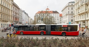 Vienna, Avusturya - 15 Nisan 2018: rota üzerinde kırmızı otobüs.