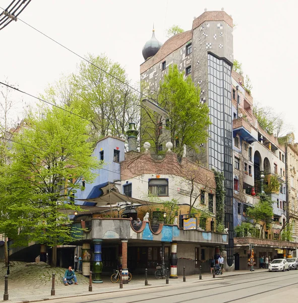 Vienna, Oostenrijk - 15 April 2018: krom de Hundertwasser House in Wenen. Creativiteit van het Oostenrijkse genie van het platform. — Stockfoto