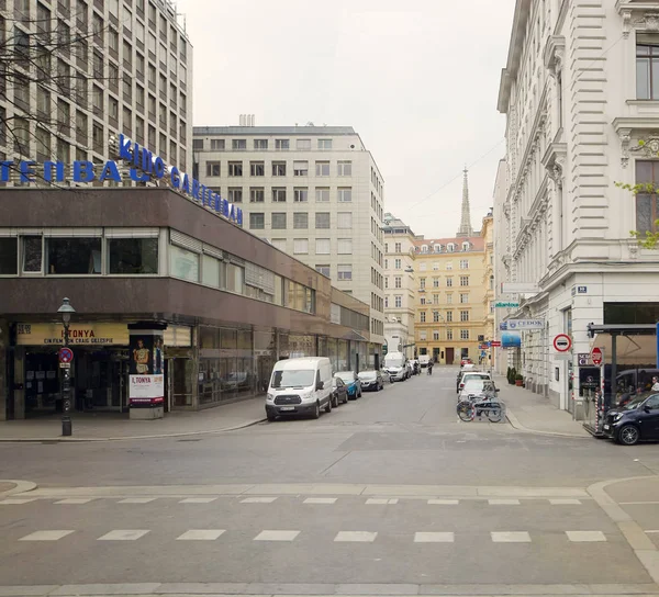 Βιέννη, Αυστρία - 15 Απριλίου 2018: αυτοκίνητα σταθμευμένα στους δρόμους της πόλης. — Φωτογραφία Αρχείου