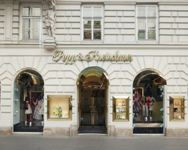 Vienna, Avusturya - 15 Nisan 2018: moda mağaza vitrin .