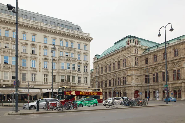 维也纳, 奥地利-2018年4月15日: 许多自行车在装备的停车场. — 图库照片