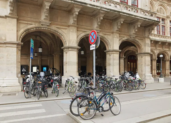 Βιέννη, Αυστρία - 15 Απριλίου 2018: πολλά ποδήλατα στο εξοπλισμένο πάρκινγκ. — Φωτογραφία Αρχείου