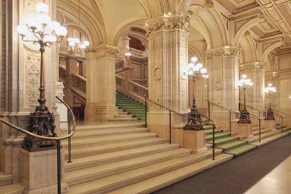 Vienna, Austria - 15 April 2018: Vienna State Opera House. — Stock Photo, Image