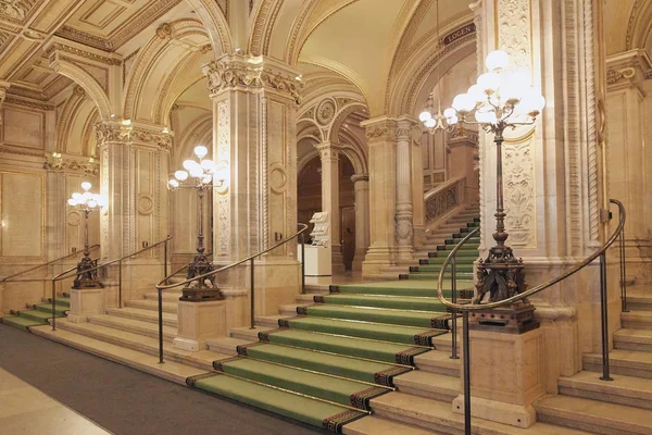 Vienna, Austria - 15 April 2018: Vienna State Opera House. — Stock Photo, Image