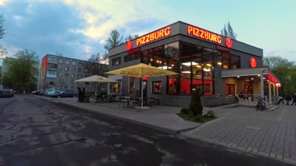 戈梅利 白俄罗斯 2017年4月29日 黄昏灯光咖啡馆 Pizzburg 在街上 Kozhara — 图库视频影像