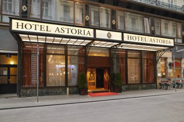 Vienna, Avusturya - 15 Nisan 2018: otel Astoria. Akşam aydınlatma.