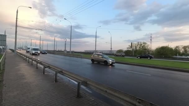 Gomel Belarus Aprile 2017 Traffico Automobilistico Sul Ponte Sera — Video Stock