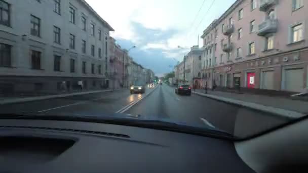 벨라루스 2017 모션에서 도시의 저녁에 아래로 자동차 — 비디오