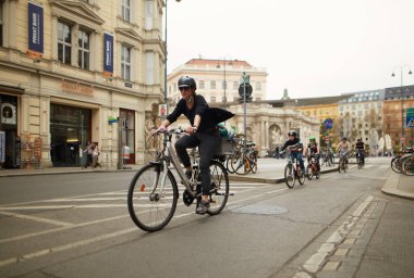 Vienna, Avusturya - 15 Nisan 2018: şehrin sokak Bisiklete binme Rating.
