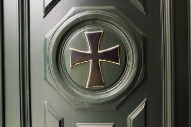 Vienna, Avusturya - 15 Nisan 2018: eski ahşap kapılar. Aile arması ile ana giriş.