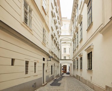 Vienna, Avusturya - 15 Nisan 2018: Viyana sessiz dar sokak.