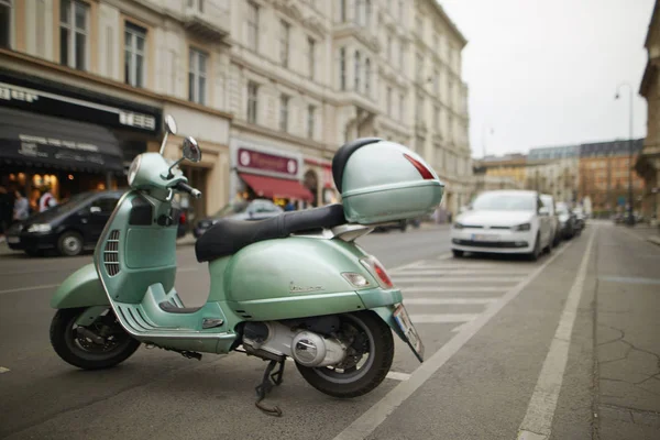 Viena, Austria - 15 de abril de 2018: Motocicleta estacionada en la calle de la ciudad . — Foto de Stock