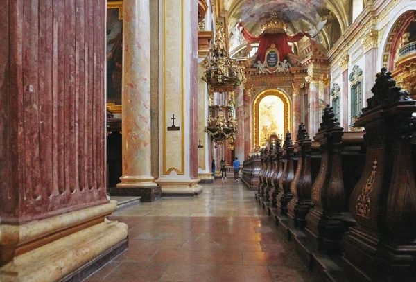 Вена, Австрия - 15 апреля 2018 года: Иезуитская церковь в Вене. Внутренний вид на высотку . — стоковое фото