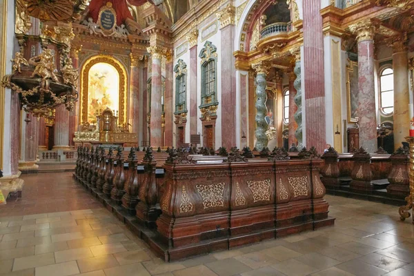 Viena, Austria - 15 de abril de 2018: Iglesia jesuita en Viena. Vista interior del altar mayor . — Foto de Stock
