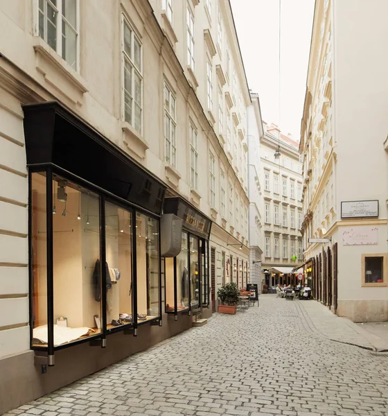 Wiedeń, Austria - 15 kwietnia 2018: piękny projekt sklepu Windows. — Zdjęcie stockowe