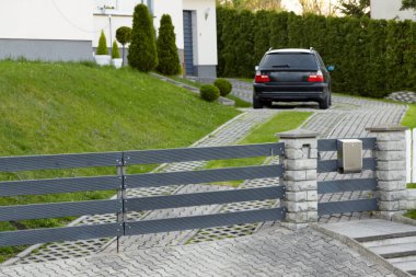 Cieszyn, Polonya - 15 Nisan 2018: araba çalışırken kapı arkasında özel bir park yerinde duruyor.