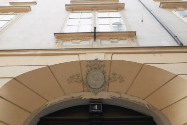 Vienna, Avusturya - 15 Nisan 2018: eski ahşap kapılar. Aile arması ile ana giriş.