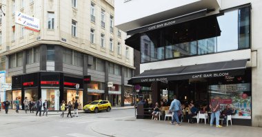 Viyana, Avusturya - 15 Nisan 2018: İnsanlar bir sokak kafesinde masalara oturuyor.